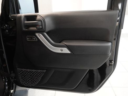 Used 2014 Jeep Wrangler Unlimited Sahara w/ Connectivity Group AWD/4WD image 31