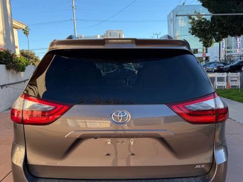 Used 2020 Toyota Sienna XLE w/ XLE Navigation Package image 6