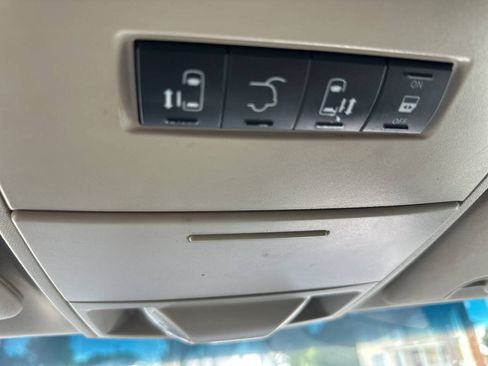 Used 2016 Dodge Grand Caravan SXT FWD image 18