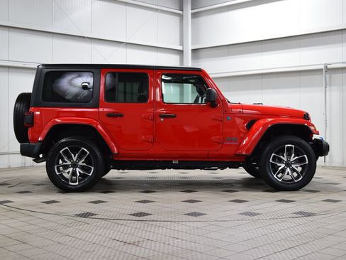 Used 2024 Jeep Wrangler Unlimited w/ Convenience Group AWD/4WD image 9