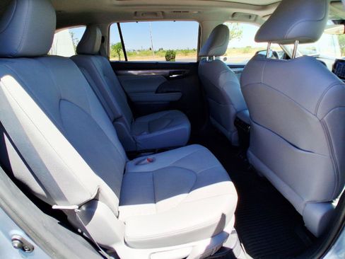 Used 2021 Toyota Highlander Platinum AWD/4WD image 19