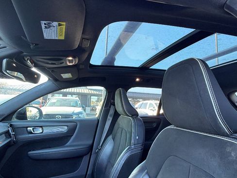 Used 2020 Volvo XC40 T5 R-Design image 16