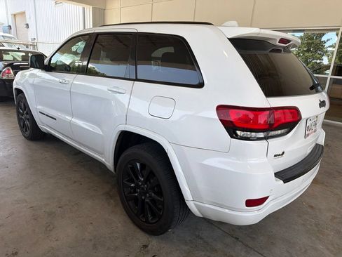Used 2017 Jeep Grand Cherokee Altitude RWD image 2
