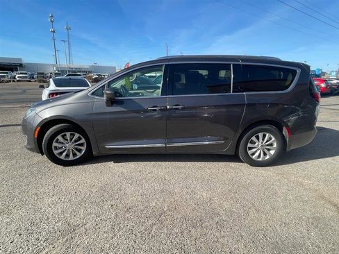 Used 2020 Chrysler Pacifica Touring-L image 4