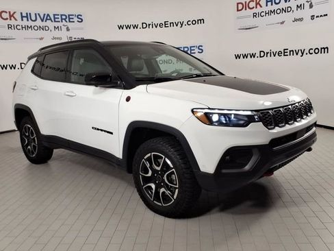 Used 2025 Jeep Compass Trailhawk w/ Trailhawk Elite Group AWD/4WD image 3