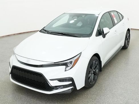 Used 2026 Toyota Corolla SE FWD image 3