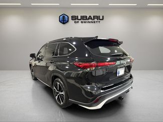 Used 2022 Toyota Highlander XSE FWD video 3