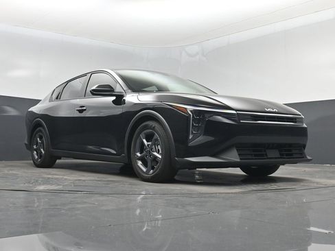 Certified 2025 Kia K4 LXS FWD image 32