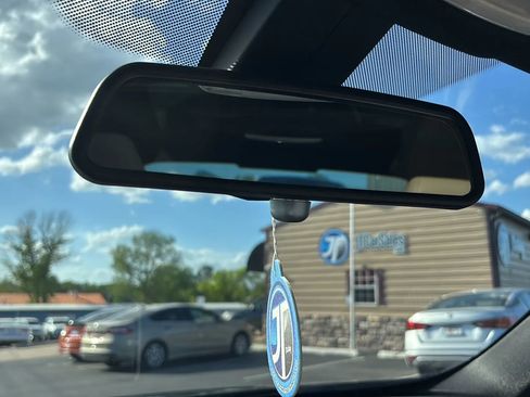 Used 2017 BMW 320i xDrive Sedan AWD/4WD image 33