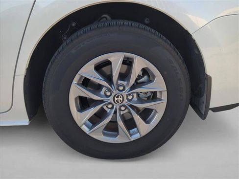 Used 2025 Toyota Sienna XLE w/ XLE Plus Package FWD image 5