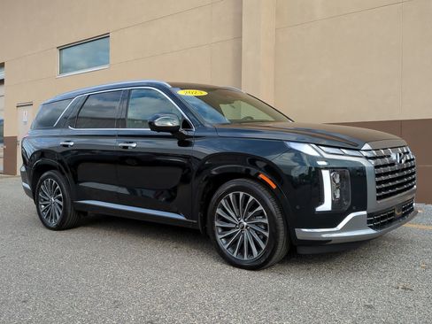 Used 2023 Hyundai Palisade Calligraphy image 2