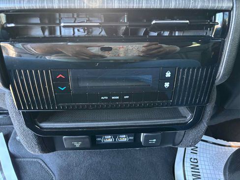Used 2024 Jeep Wagoneer L Series II w/ Flexible Seating Group AWD/4WD image 19