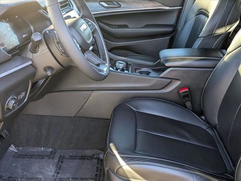 Used 2025 Jeep Grand Cherokee Limited w/ Luxury Tech Group II image 17