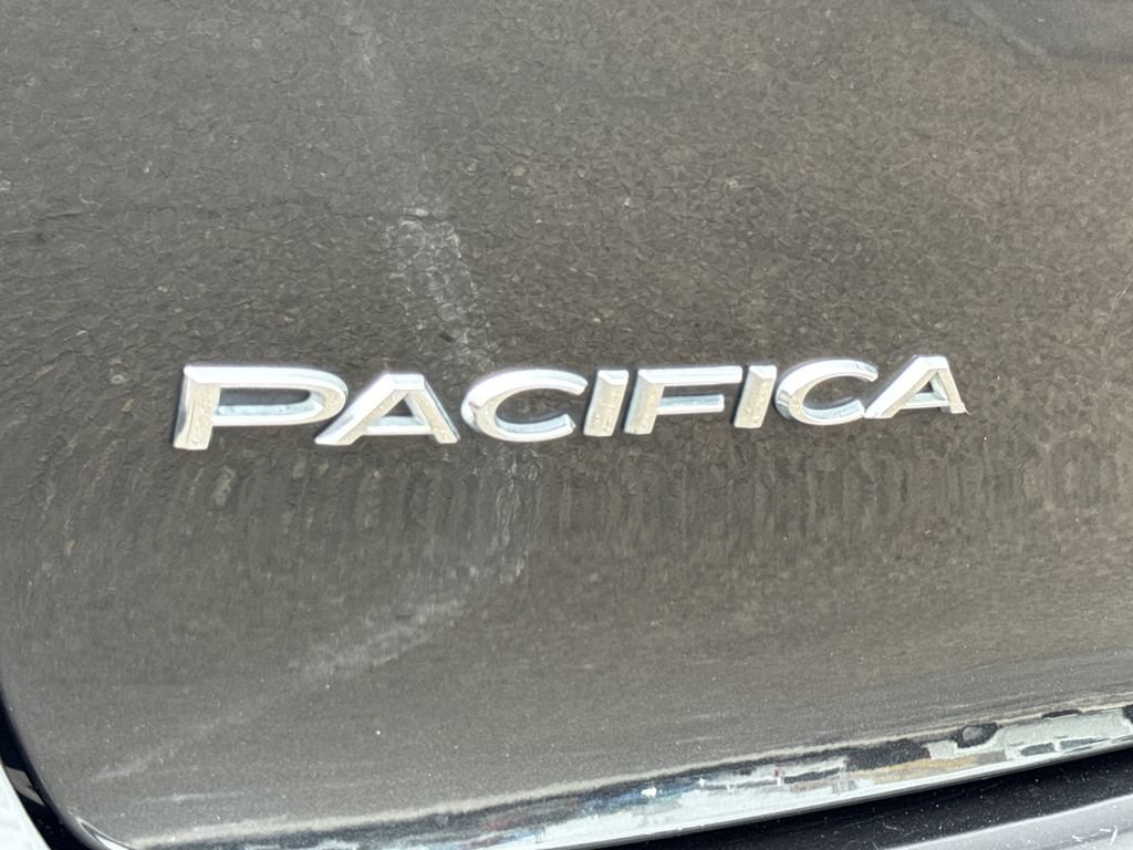 Used 2023 Chrysler Pacifica Touring-L FWD image 12