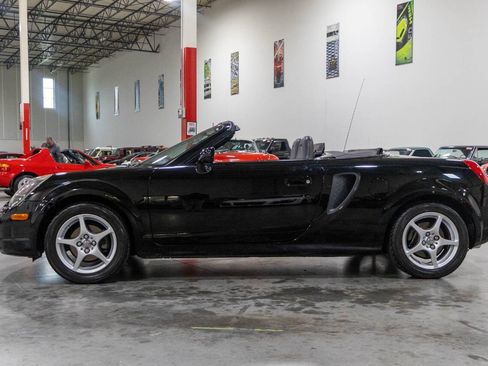Used 2000 Toyota MR2 RWD image 3