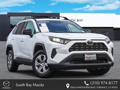 Used 2021 Toyota RAV4 LE image 1