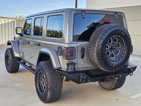 Used 2018 Jeep Wrangler Unlimited Sahara AWD/4WD image 7