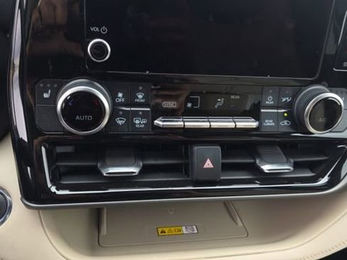 Used 2023 Toyota Highlander XLE AWD/4WD image 22