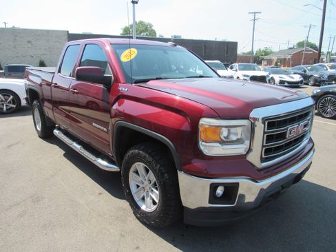 Used 2015 GMC Sierra 1500 SLE w/ SLE Value Package AWD/4WD image 4