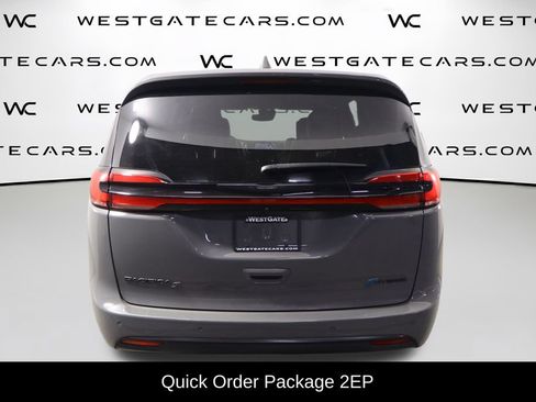 Used 2022 Chrysler Pacifica Limited w/ Uconnect Theater Family Group FWD image 4