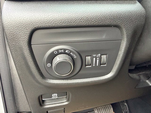 Used 2023 Jeep Grand Cherokee Altitude AWD/4WD image 18