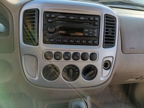 Used 2005 Ford Escape Limited image 27