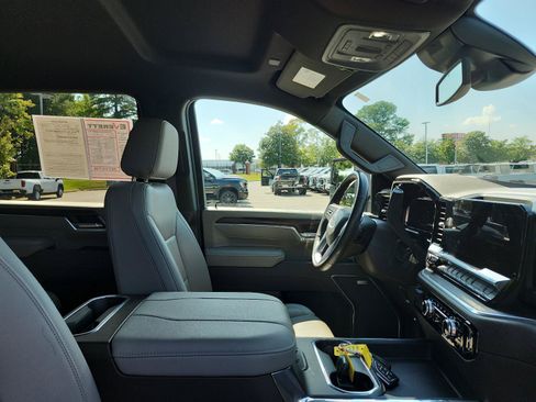 Used 2025 GMC Sierra 2500 SLT w/ SLT Premium Package AWD/4WD image 9