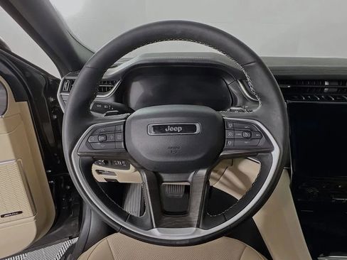 Used 2025 Jeep Grand Cherokee Limited w/ Luxury Tech Group II image 12