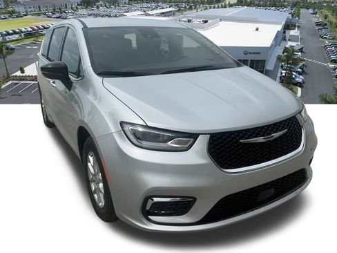 New 2026 Chrysler Pacifica Select image 4