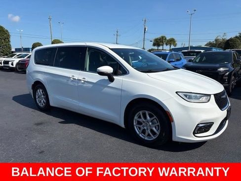 Used 2023 Chrysler Pacifica Touring-L FWD image 1