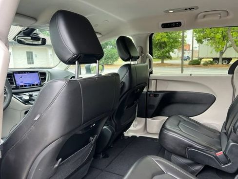 Used 2023 Chrysler Pacifica Touring-L FWD image 14