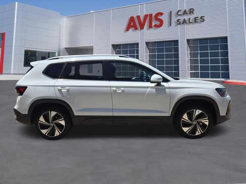Used 2025 Volkswagen Taos SE AWD/4WD image 7