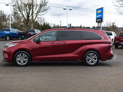 Used 2022 Toyota Sienna XSE w/ XSE Plus Package image 11