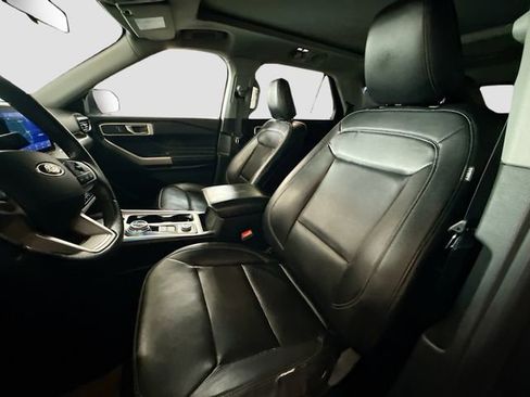 Used 2020 Ford Explorer XLT w/ Equipment Group 202A AWD/4WD image 18