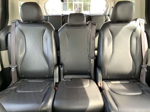 Used 2022 Kia Carnival LX image 30