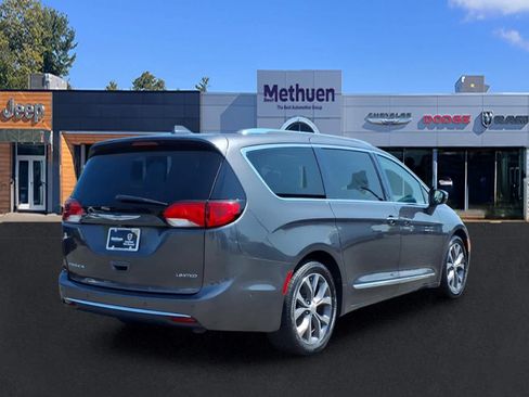 Used 2017 Chrysler Pacifica Limited w/ UConnect Theater Package FWD image 4