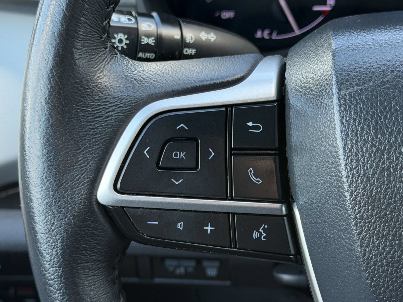 Used 2025 Toyota Sienna XLE FWD image 17