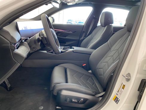 New 2026 BMW 550e xDrive w/ Premium Package image 5