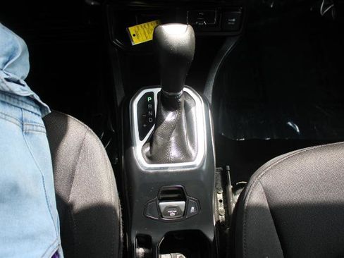 Used 2018 Jeep Renegade Altitude w/ UConnect 8.4 Nav Group image 24