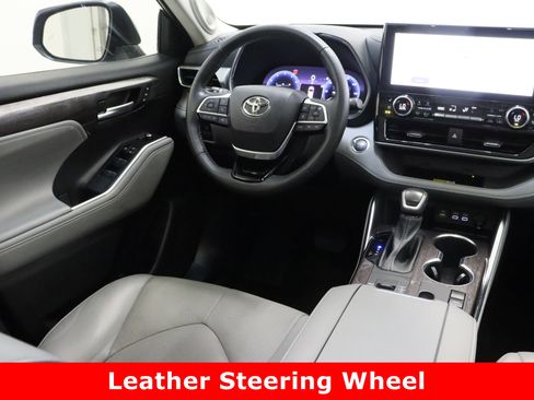 Used 2023 Toyota Highlander Platinum image 34