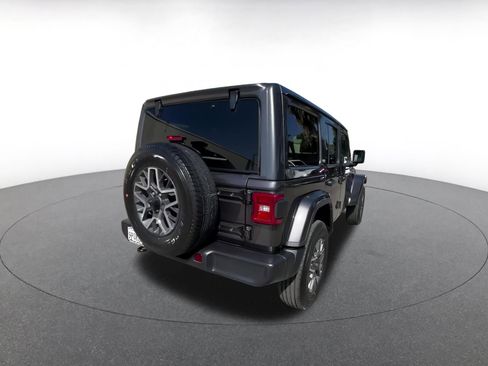 Used 2025 Jeep Wrangler Sahara image 12