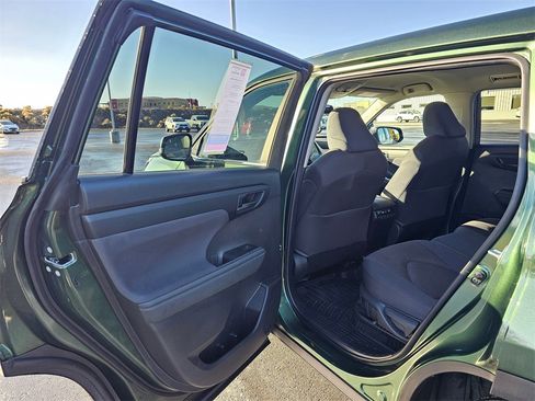 Used 2023 Toyota Highlander LE image 16