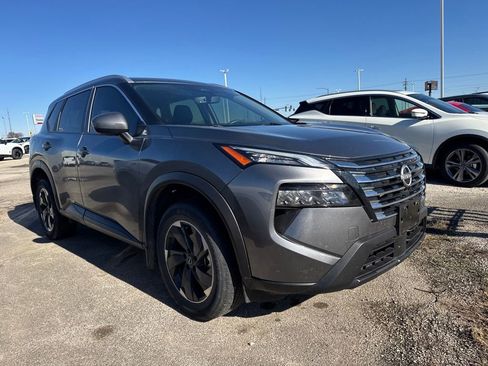 Used 2024 Nissan Rogue SV w/ SV Premium Package image 3