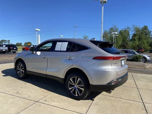 Used 2021 Toyota Venza LE image 8