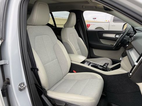 Used 2020 Volvo XC40 T5 Momentum w/ Protection Package Premier image 31