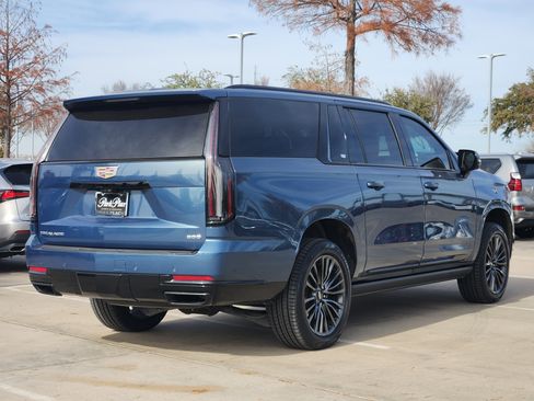 Used 2025 Cadillac Escalade ESV Sport Platinum image 13