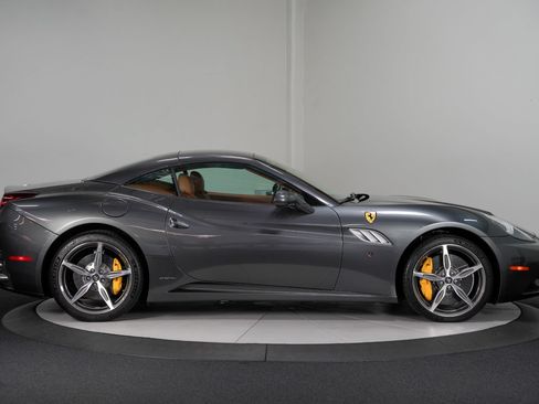 Used 2014 Ferrari California RWD image 9