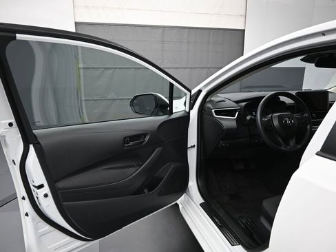 Used 2025 Toyota Corolla LE image 8