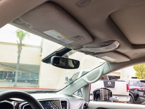 Used 2023 Chrysler Pacifica Limited image 13