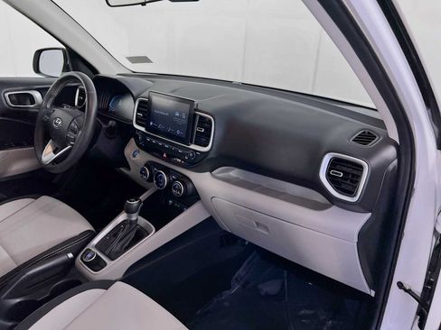 Certified 2025 Hyundai Venue SEL FWD image 28